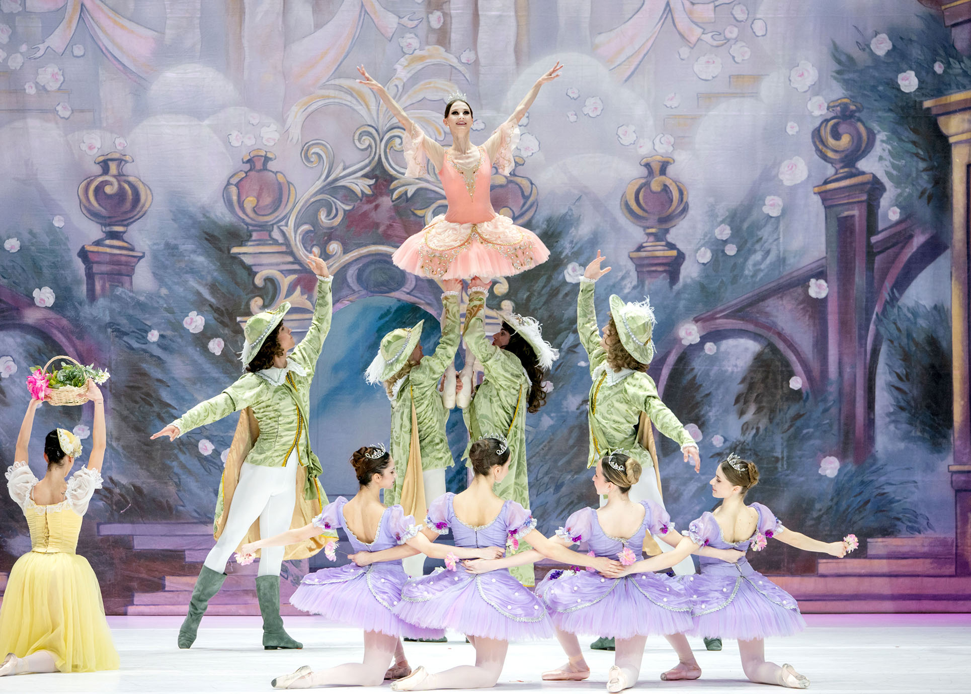 Tänzerinnen Tänzer vom Royal Classical Ballett in klassischen Kostümen, die eine Hebefigur machen.