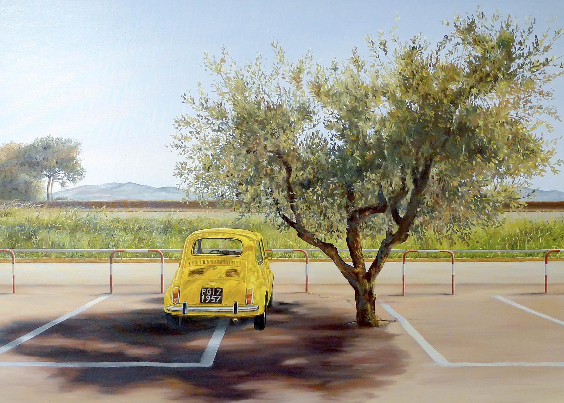 Ein gelber Fiat 500 parkt unter einem Baum. Damit das Fahrzeug im Schatten steht, wurde es auf zwei Parkplätzen abgestellt.