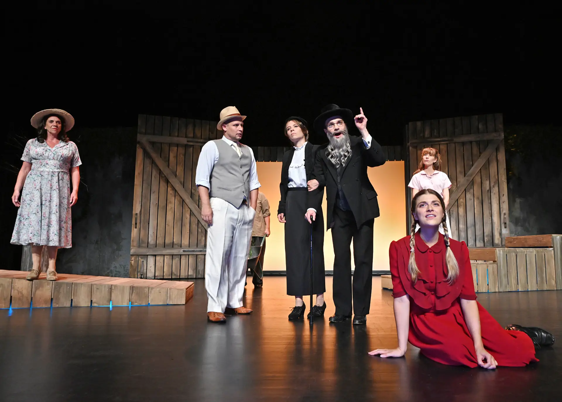 Ensemble von "Heimsuchung" in Kostümen aus Zeiten der Weimarer Republik,