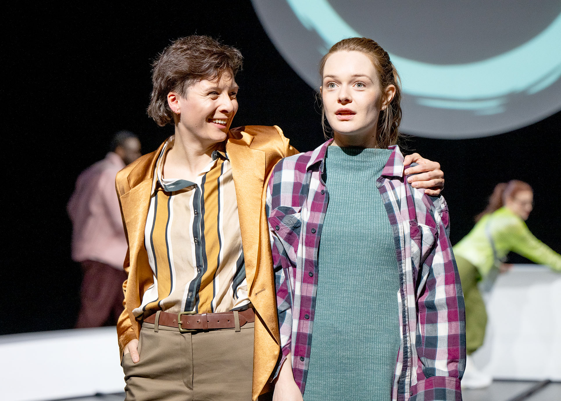 Szene aus "The Circle" mit zwei Schauspielerinnen.