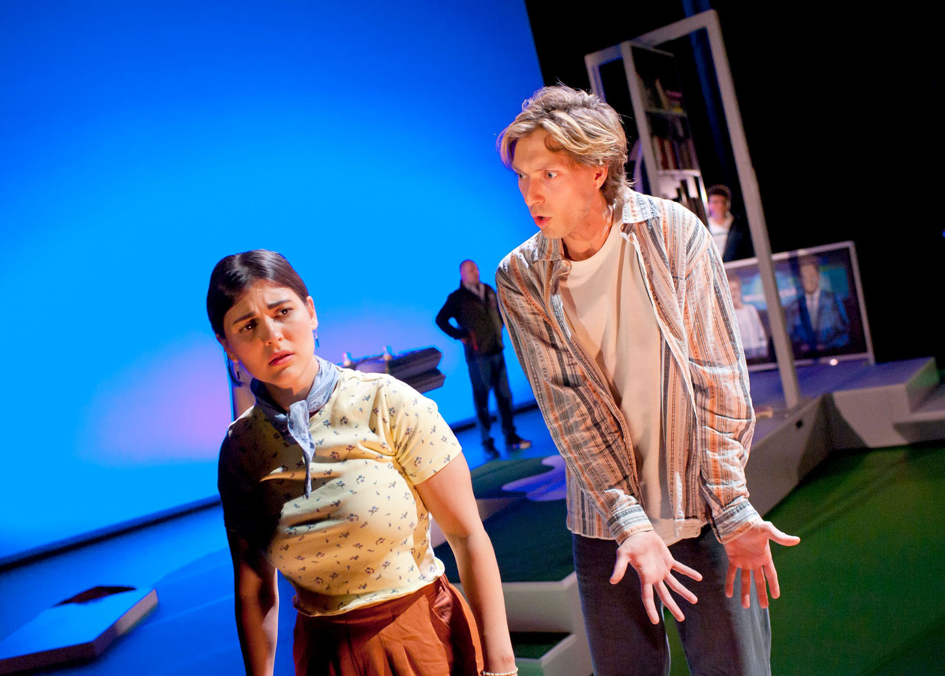 Szene aus "Deutscher" mit zwei Schauspielenden.