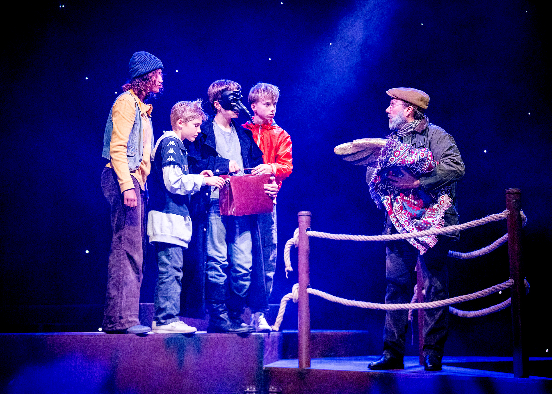 Szene aus "Herr der Diebe" mit mehreren Schauspielenden.