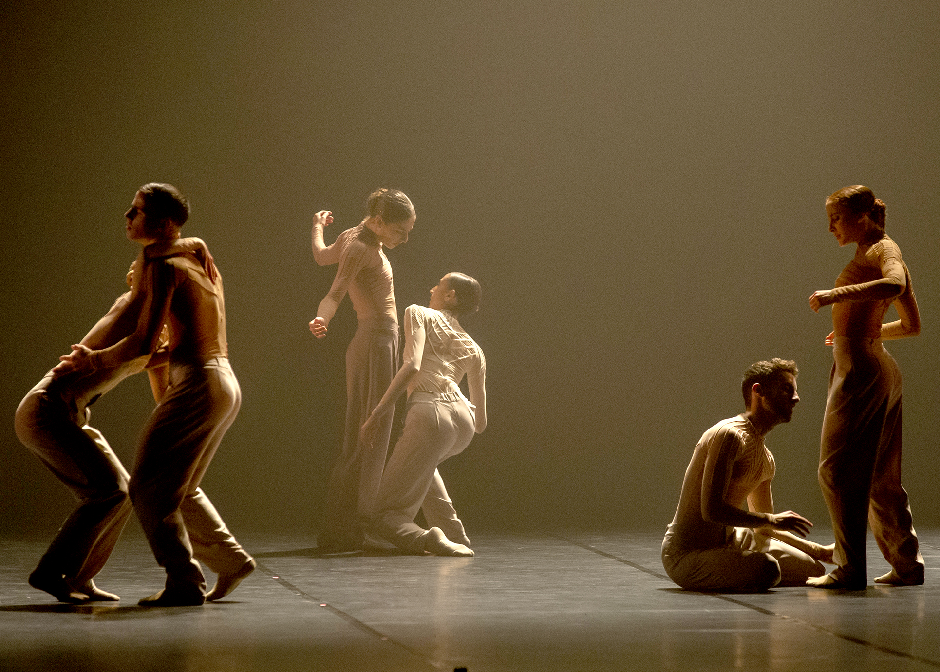 Mehrere Tanzende stehen in Zweiergruppen auf der Bühne.