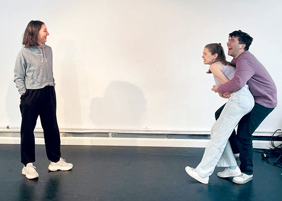 Das Bild zeigt drei Personen, die einen Streit darstellen.