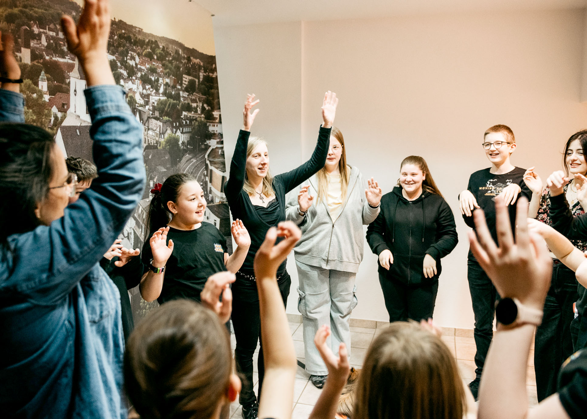 Theaterbegeisterte stehen im Kreis und feuern sich vor ihrem Auftritt an.