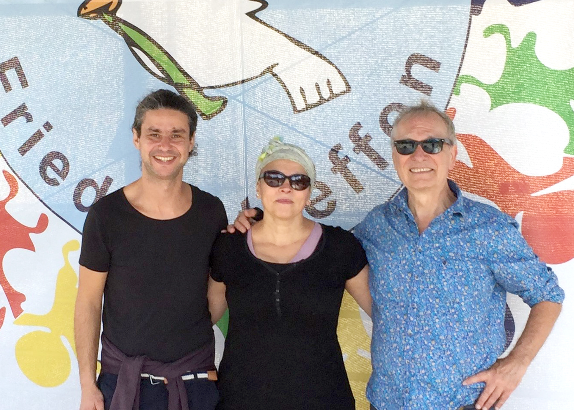 Eine Künstlerin und zwei Künstler der Band Karibuni.