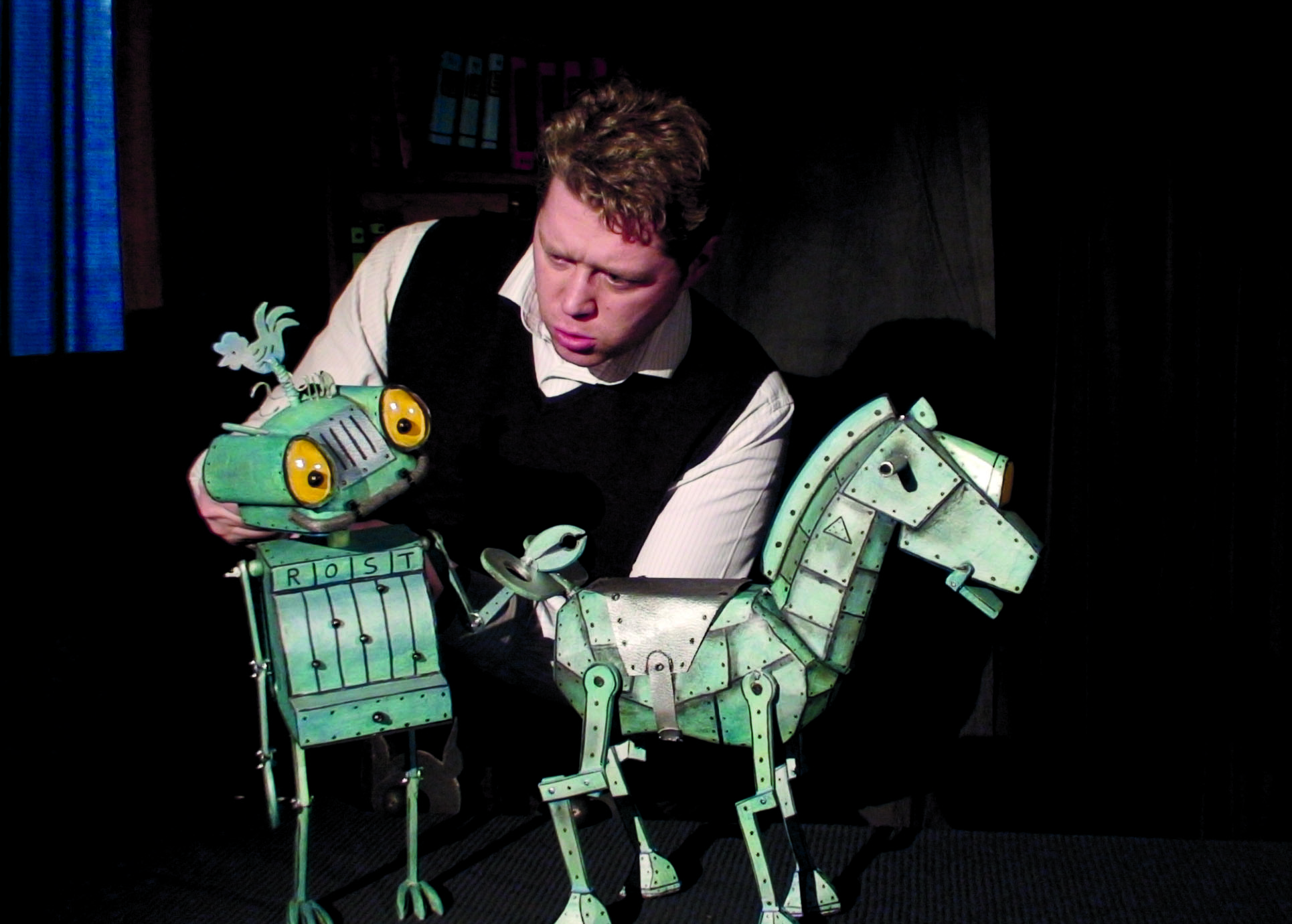 Ein Schauspieler mit der Handpuppe von Ritter Rost und seinem Pferd.