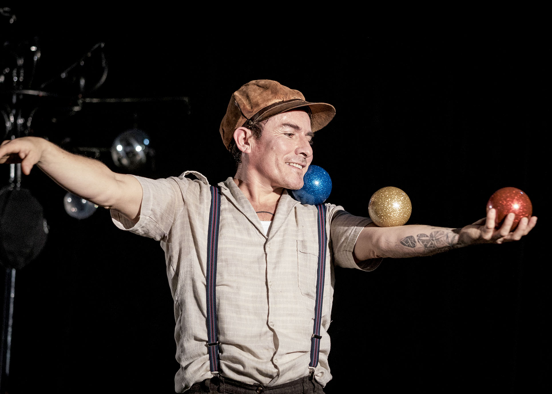 Artist Vladimir Blanco balanciert Bälle auf seinem Arm.