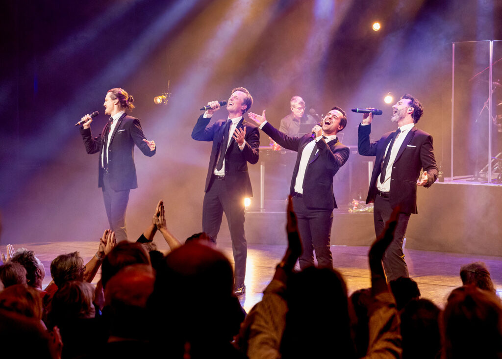 Vier holländische Tenöre singen inbrünstig.