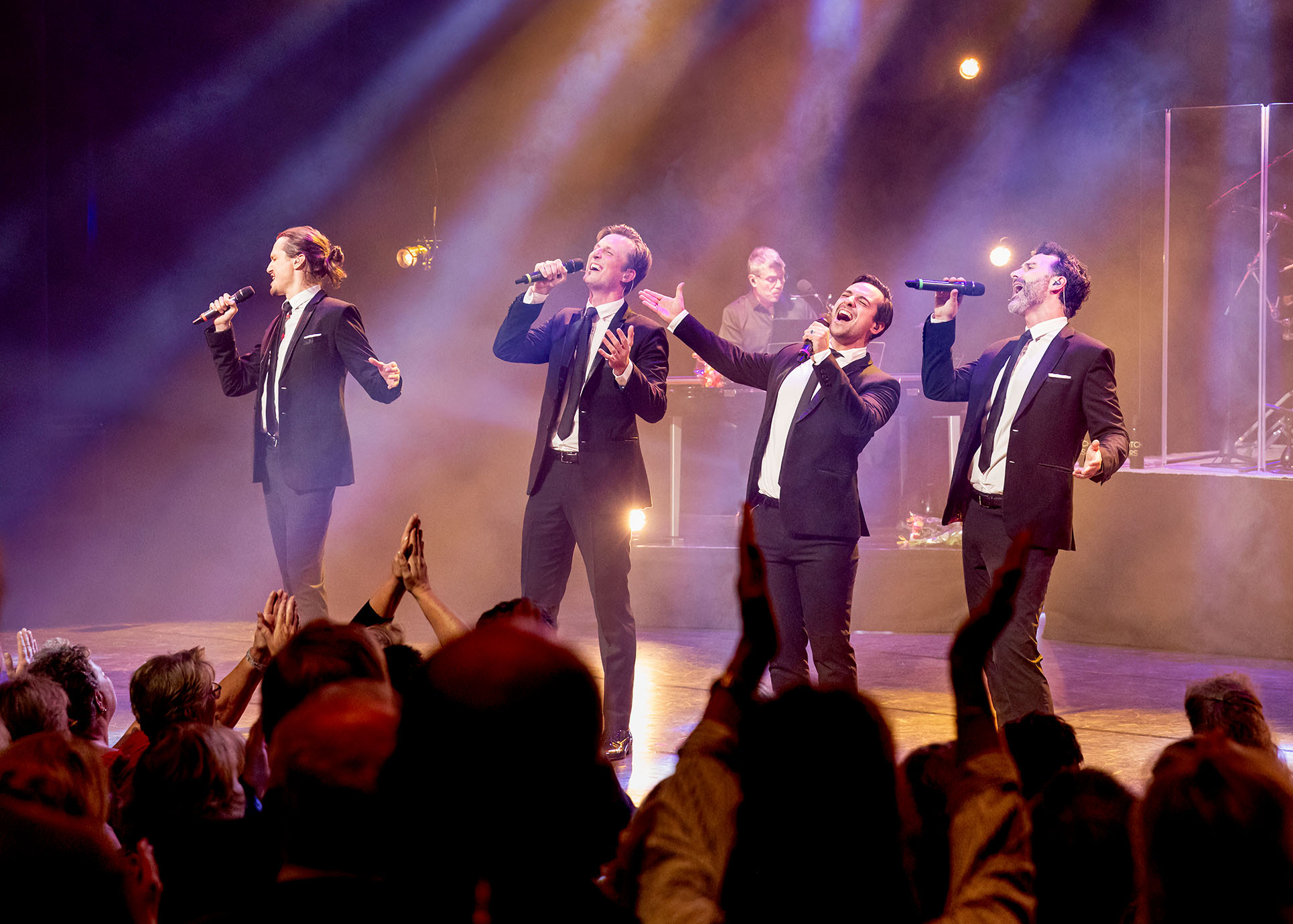 Vier holländische Tenöre singen inbrünstig.