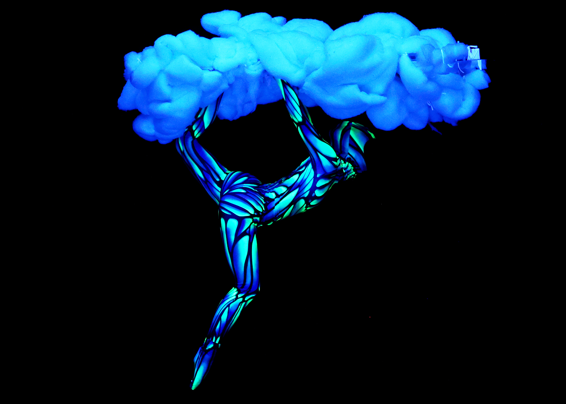 Der Tänzer sieht durch das Schwarzlicht aus wie eine Wolke.