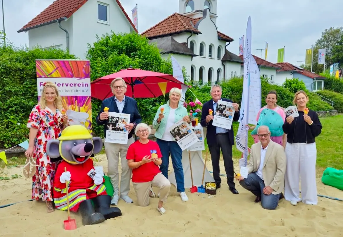 Die Veranstalter des Familien-Programms stehen mit Flori-Maus, des Maskottchen des Floriansdorfs, auf dem Veranstaltungsplatz und machen Lust auf das Familienprogramm.