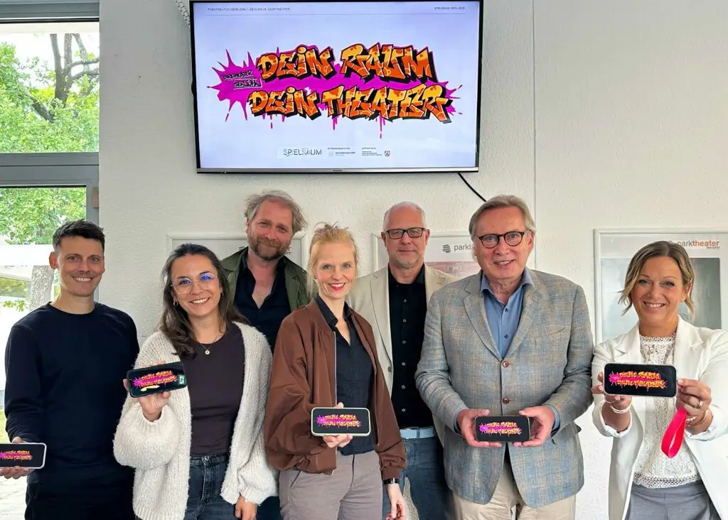 Das Foto zeigt die Projektbeteiligten: Auf dem Foto sehen Sie von links nach rechts:Immanuel Bartz (Dramaturg Un-Label), Miriam Engelmann (Kulturvermittlerin | Parktheater Iserlohn), Nils Rottgardt (Künstlerischer Leiter | Un-Label), Antje Welz (Geschäftsführerin | Kultursekretariat NRW Gütersloh), Niels Gamm (Intendant | Parktheater Iserlohn) , Dr. Karl Gerhard Junge (Vorsitzender | Förderverein Parktheater Iserlohn e. V. und Patricia Benthien (Stellvertretende Leiterin | Parktheater Iserlohn).