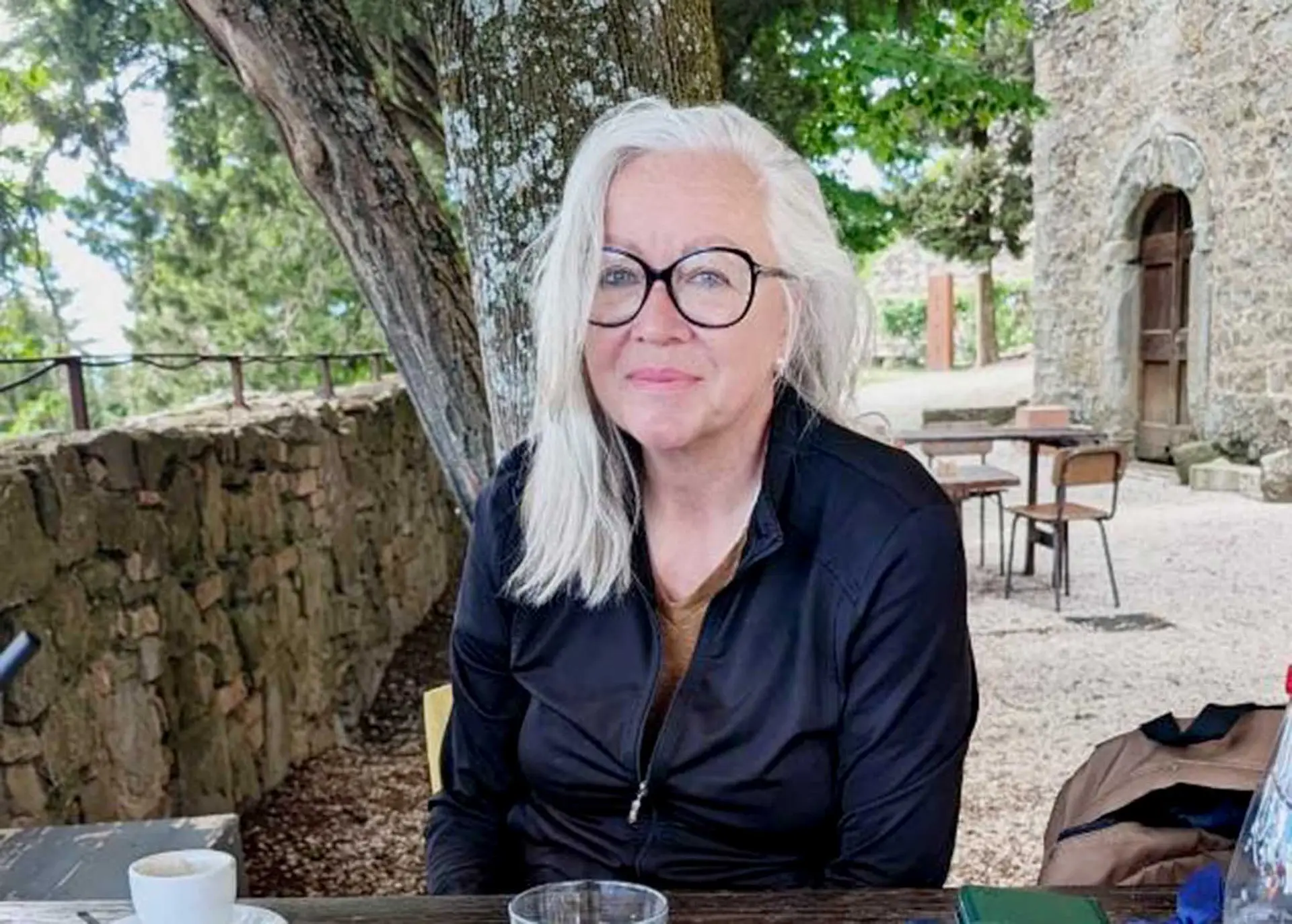 Auf dem Foto sieht man die Workshopleitung Daniela Benker vor einer Naturkulisse