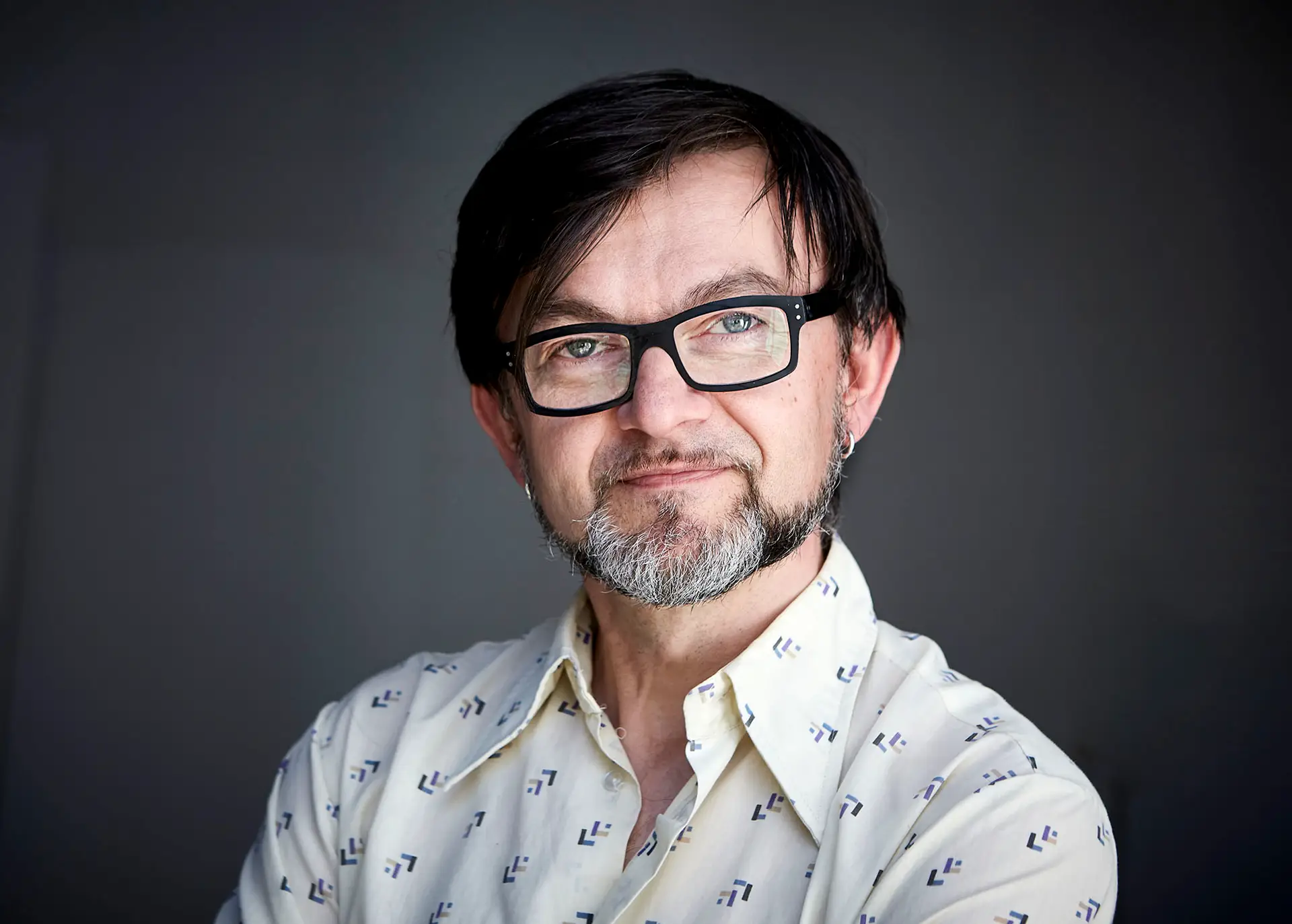 Eine Aufnahme vom Workshopleiter Markus Brachtendorf, der kurze braune Haare hat und eine Brille trägt.